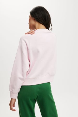 Classic Fleece Graphic Raglan Crew Sweatshirt