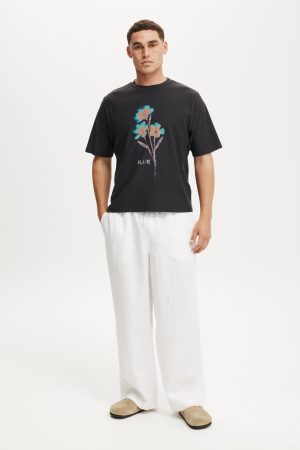 Cropped Fit Graphic T-Shirt