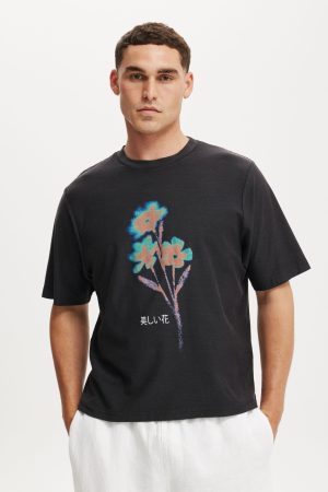 Cropped Fit Graphic T-Shirt